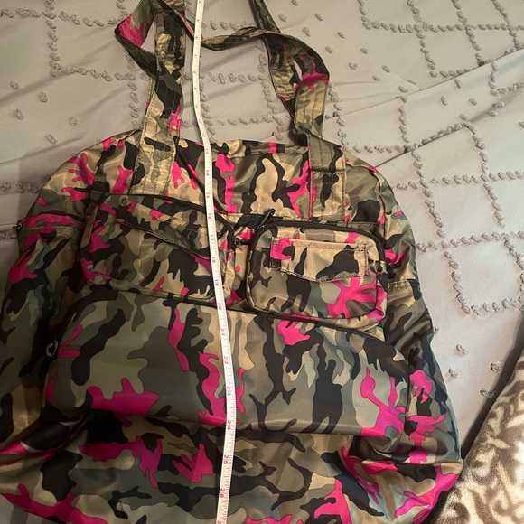 LUG hot pink/camo Packable puddle jumper- LIKE NEW - Picture 3 of 7